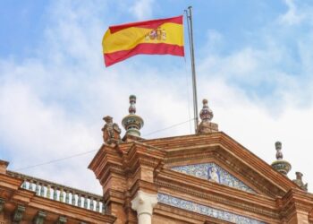 فرصة قانونية وممولة بالكامل للعيش في إشبيلية 2026: إسبانيا تفتح أبوابها للمتطوعين العرب