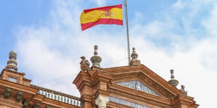 فرصة قانونية وممولة بالكامل للعيش في إشبيلية 2026: إسبانيا تفتح أبوابها للمتطوعين العرب